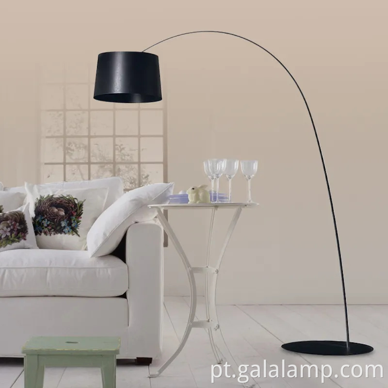 Lâmpada de piso elegante de arco para espaços contemporâneos